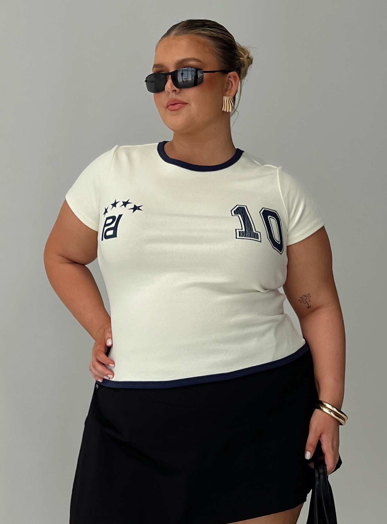 Track Record Graphic Top Cream Curve